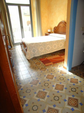 Отель Hostal Adarnius  Ла-Бисбаль-Дель-Ампурдан
